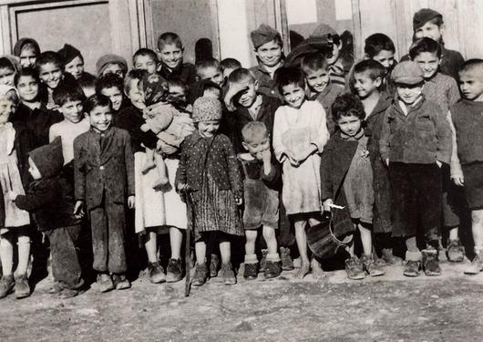 Děti před deportací do Osvětimi (Muzeum romské kultury)