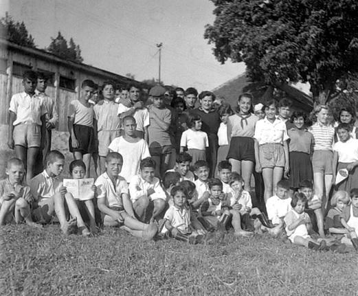 V Květušíně před dřevěnou přístavbou (zřejmě rok 1953/54).