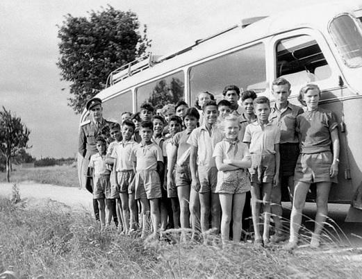 Zájezd autokarem (fotografie nejspíš ze zájezdu do Západních Čech v létě 1952)