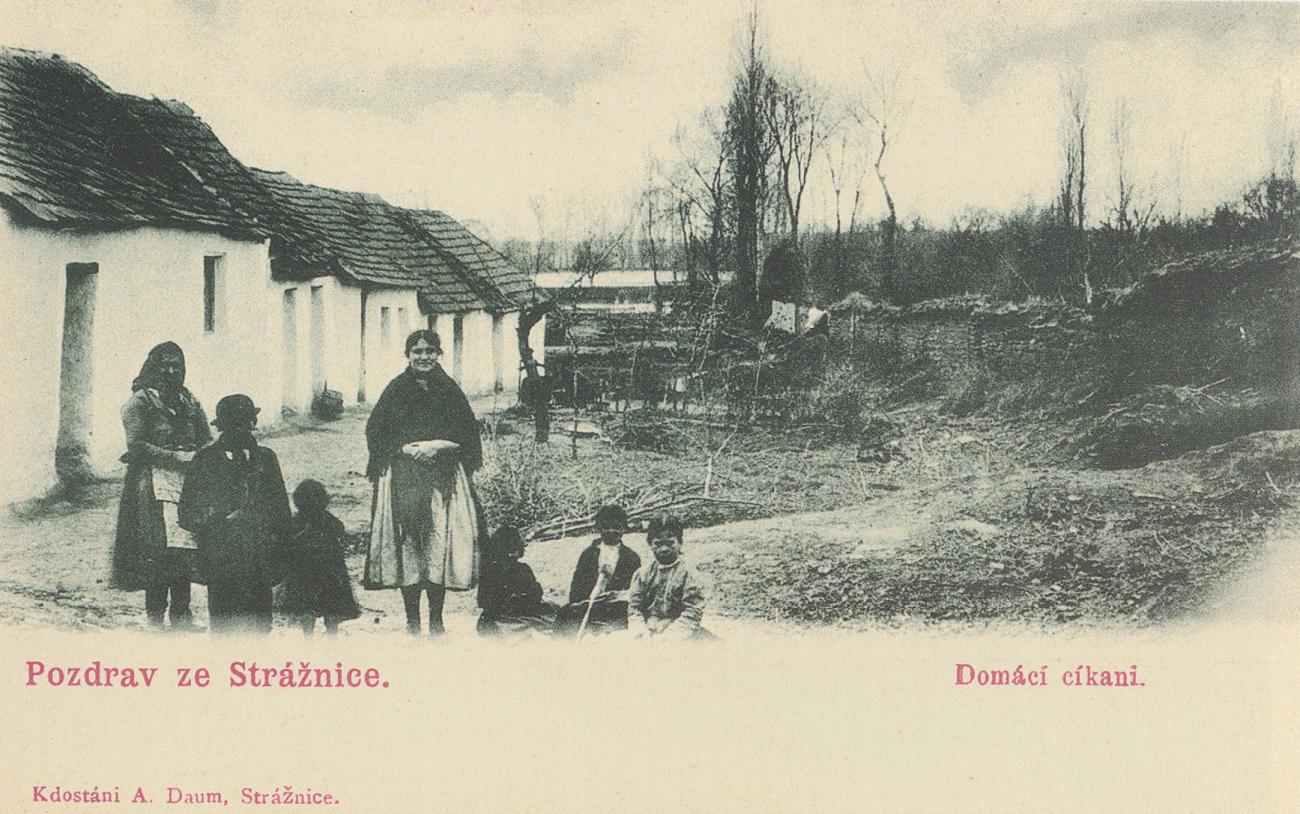 Pohlednice z fotografie romské kolonie u Skalické brány ve Strážnici, datováno 1901. Repro z publikace: PAJER, Jiří. Strážnice: staré pohlednice města : old postcards of the town : alte Ansichtskarten der Stadt. Strážnice: Etnos, 2000. ISBN 80-900300-3-3. Dostupné také z: http://www.digitalniknihovna.cz/mzk/uuid/uuid:36180bd0-c817-11ea-9c41-005056827e52